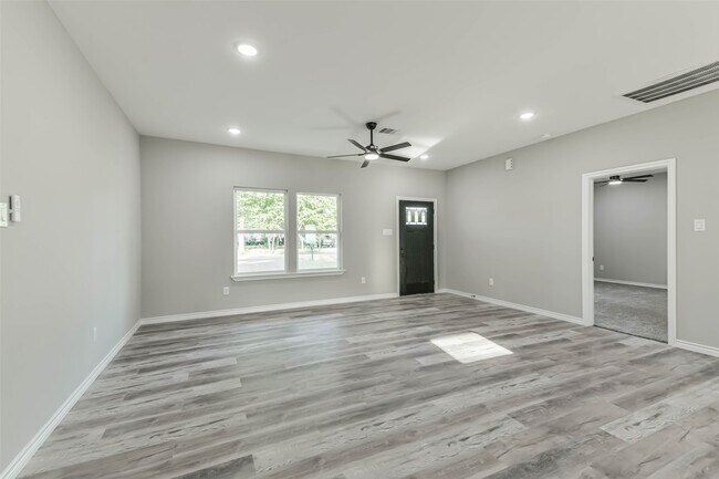 Building Photo - 106 County Rd 3704