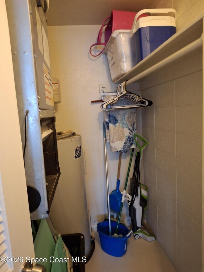 Building Photo - 7165 Ridgewood Ave