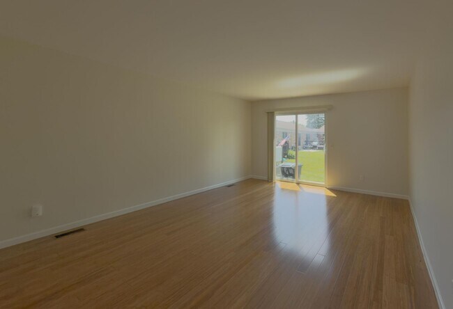 Building Photo - Move-In Ready Ranch Condo with Basement & Prime Location