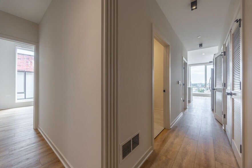 Building Photo - 3207 N Narragansett Ave