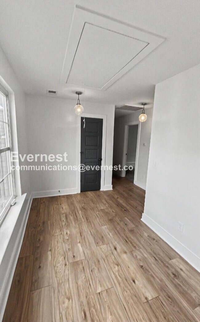 Building Photo - 3 Bed/2.5 Bath Home with Fenced Yard & Garage / Pet-Friendly / Available Now!