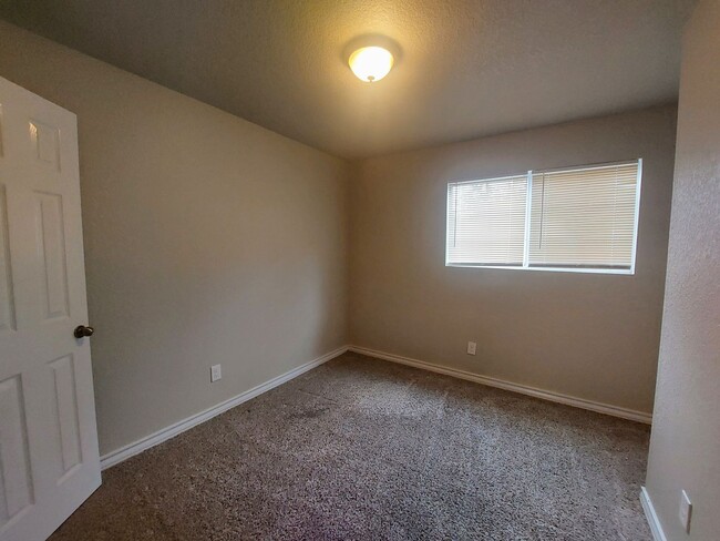 Building Photo - $300 OFF Move IN!! Beautiful townhome! 3 B...