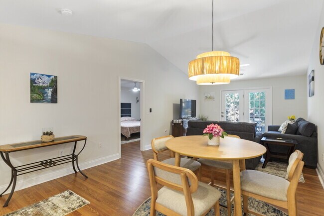 Building Photo - 2 bed, 2 bath, Furnished for Short Term Le...