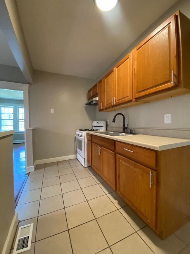 Building Photo - Charming 1 bedroom. Professionally Managed.