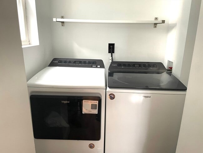 Building Photo - 26 Clifford St