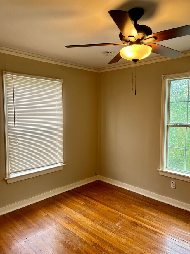 Building Photo - Great location in Garden District seconds from Downtown and LSU!