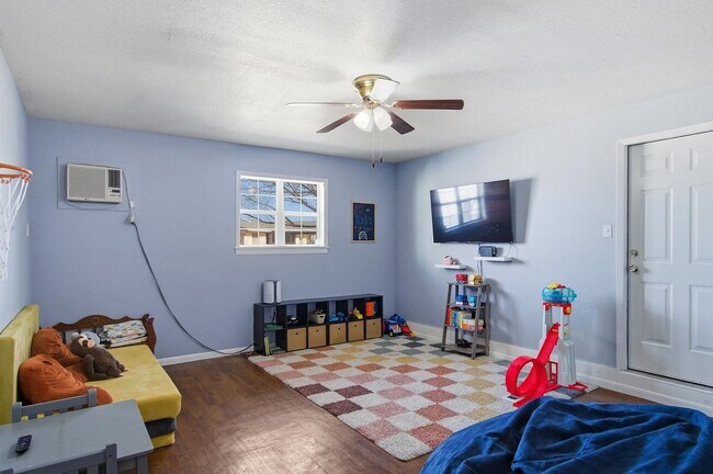 Building Photo - 208 N Broadview St