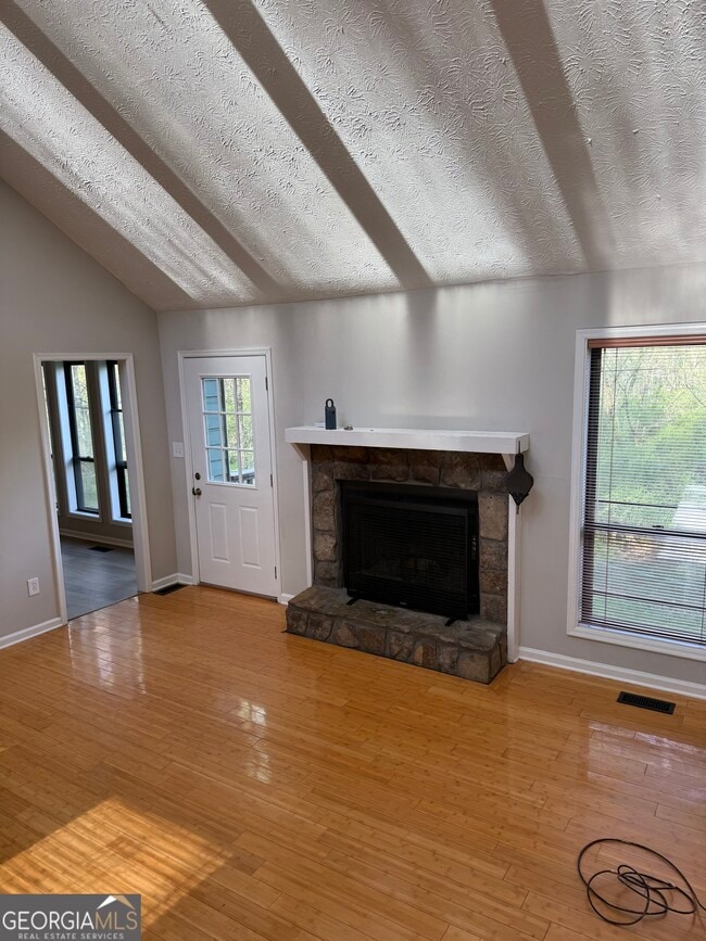 Building Photo - 82 Geraldine Dr SE