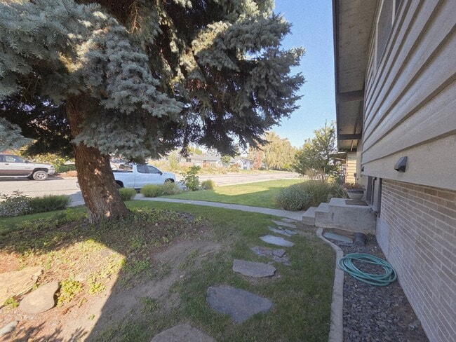 Building Photo - 3Bedroom, 2.5 Bath Mid Century Modern Home...