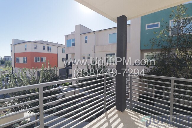 Building Photo - 4 Bed 3.5 Bath Townhome in Chula Vista w/ Washer/Dryer and 2-Car Garage