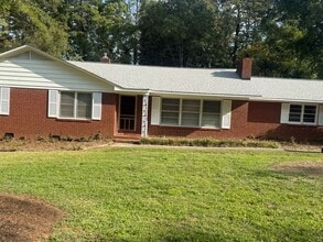 Building Photo - ComingSoon! 3 bedroom 2 bathroom home loca...