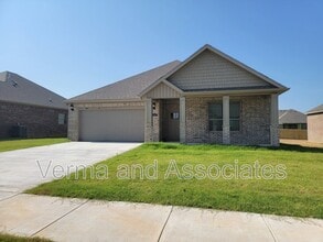 Building Photo - 1041 N Skyline Loop