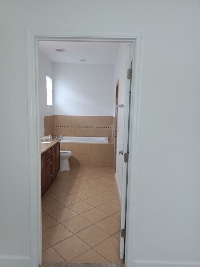 Building Photo - Spacious 4-Bedroom 2 Bathroom Apartment fo...