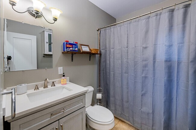 Building Photo - 902 Marquette Ave NW