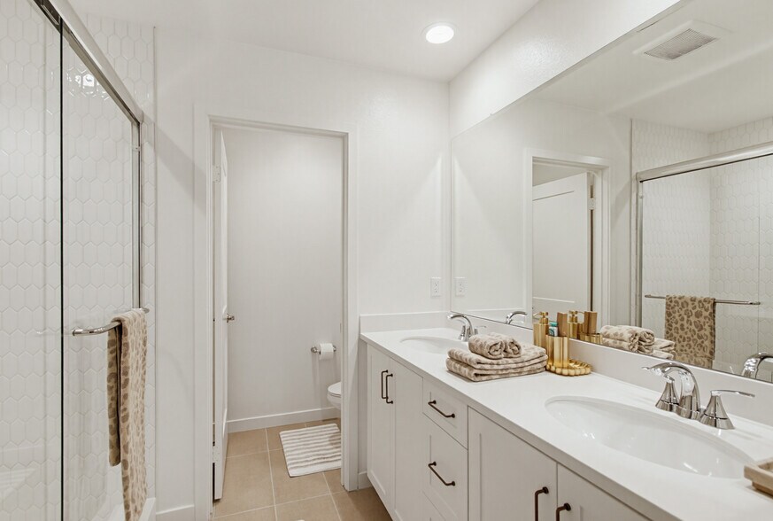 Building Photo - 2528 Delphinium Ln