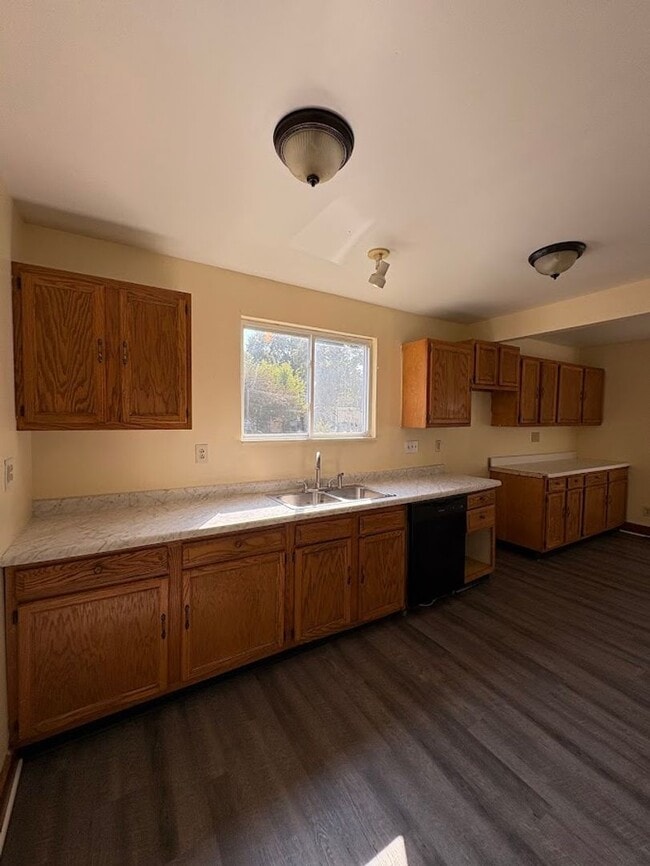 Building Photo - Three bedroom one bathroom home for rent