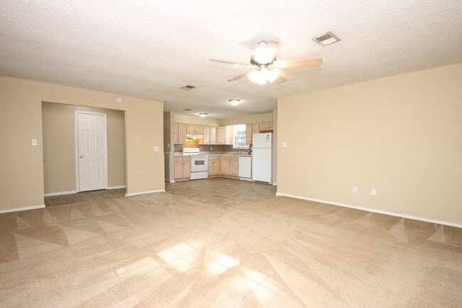 Building Photo - Move-in Ready Spacious & Pet-Friendly 3/2 ...