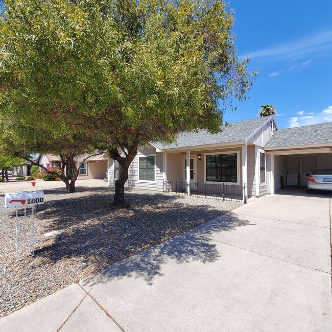 Building Photo - 3 BEDROOM CORNER LOT HOME IN CHANDLER W HU...