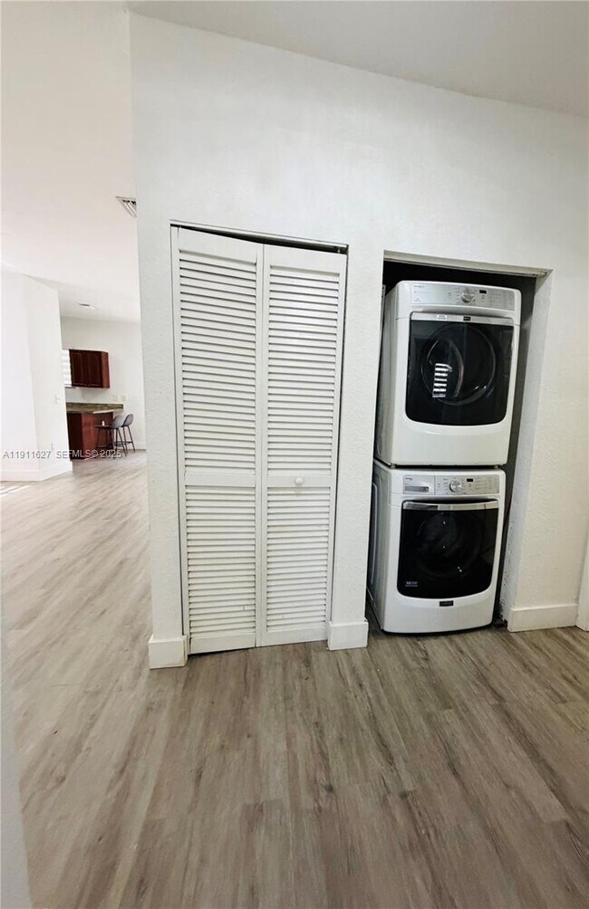 Building Photo - 364 NE 25th Pl