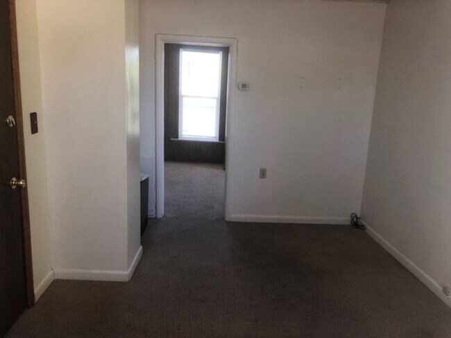 Building Photo - 27 8th Ave W