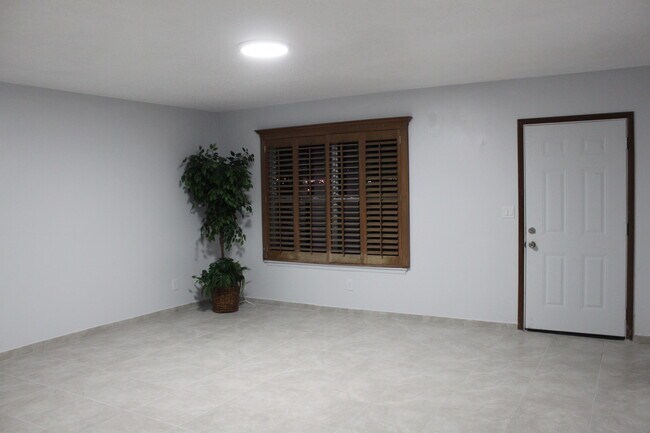 Building Photo - 288 Maricopa Dr