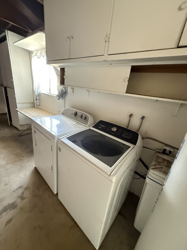 Building Photo - Solar savings on energy. 3rd bonus room.   2 Car Garage, Private Yard, Spacious upgraded interior...