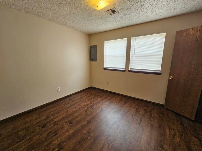 Building Photo - 7912 NW Crossland Cir