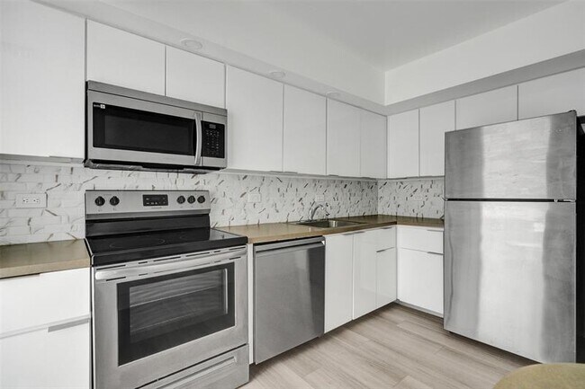 Building Photo - 20515 E Country Club Dr
