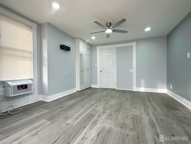 Building Photo - 209 New St