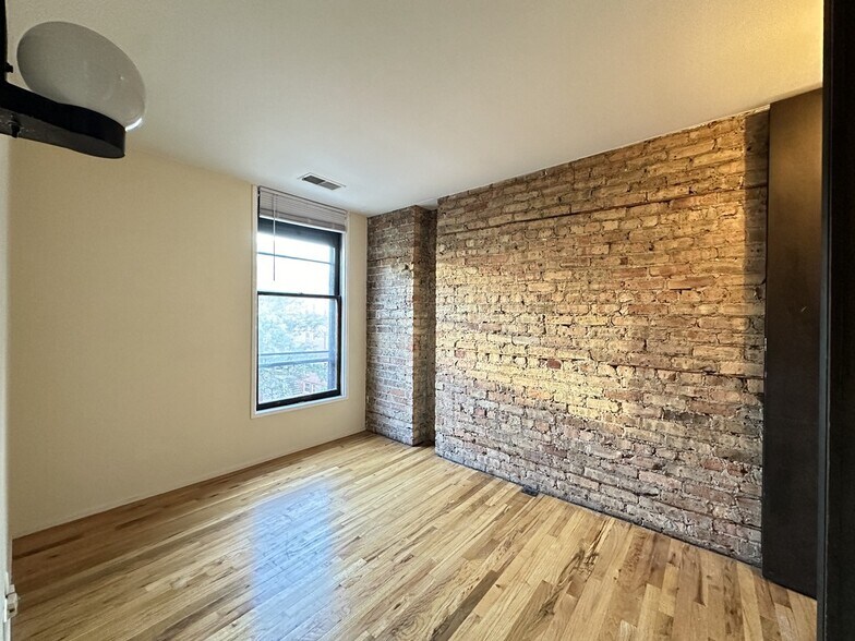 Building Photo - 614 W Surf St