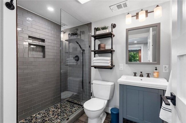 Building Photo - 663 Yorkshire Rd NE