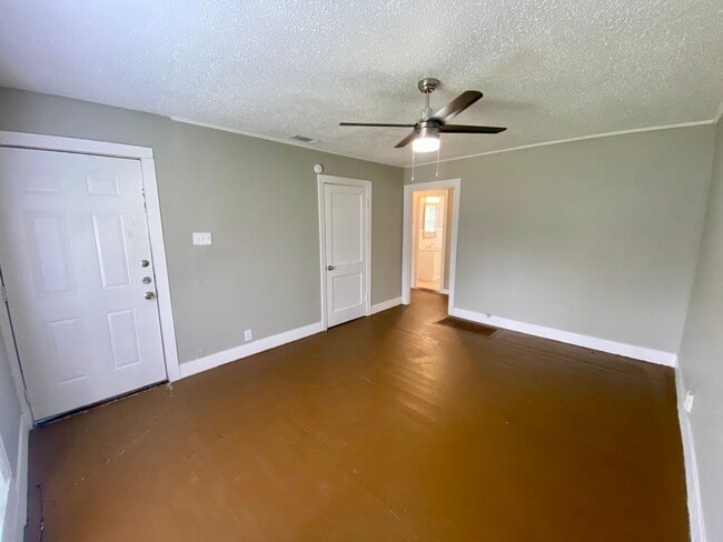 Building Photo - Charming home with a large fenced backyard...