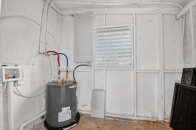 Building Photo - 917 W 2nd St