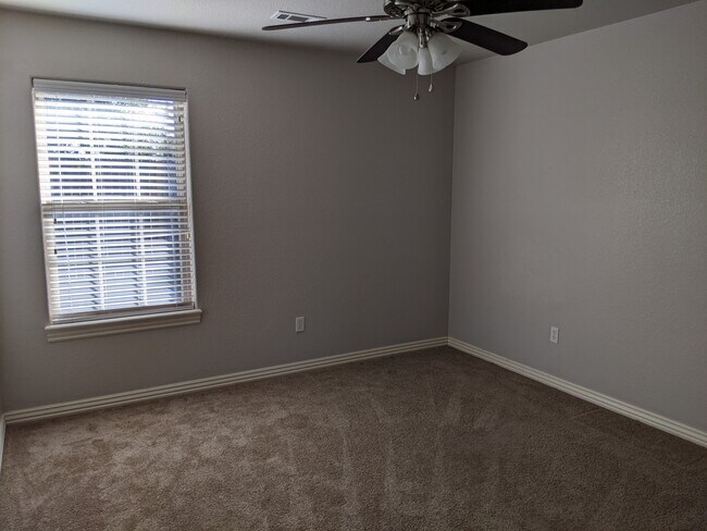 Building Photo - 569 Westfield St