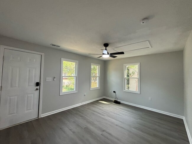 Building Photo - 209 Gertrude St