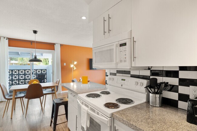 Building Photo - Charming 2BR Home with Private Backyard - ...