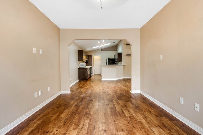 Building Photo - 2060 Cambridge Cir