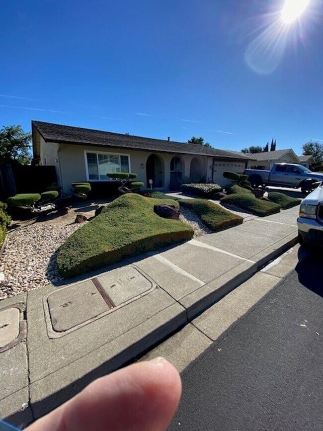 Building Photo - Beautiful Single Story Home Located in Ple...