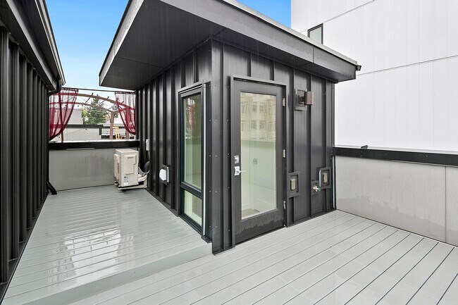 Building Photo - 109 22nd Ave E