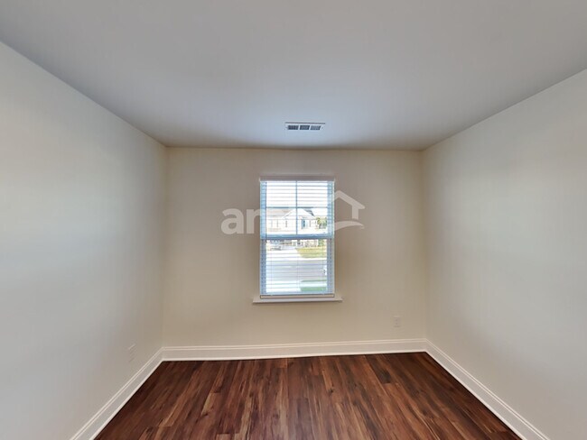 Building Photo - 5231 Valor Dr