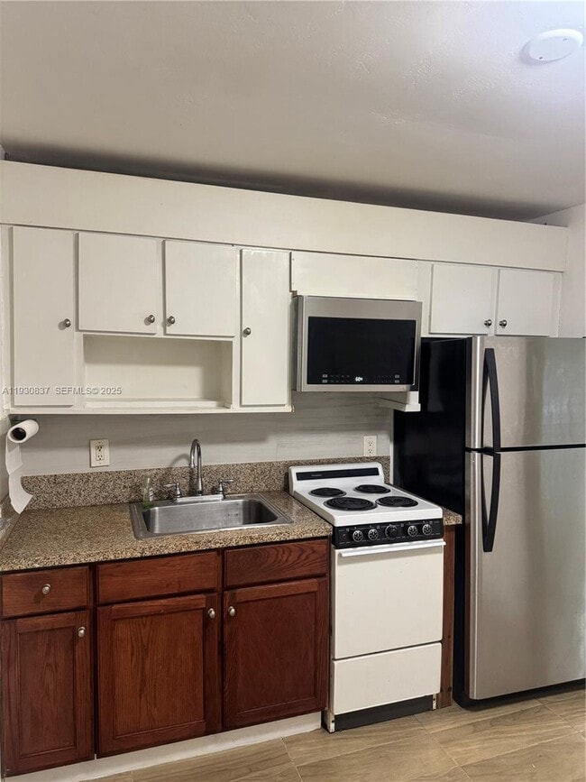 Building Photo - 227 SW 11th Ave