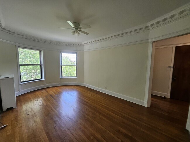 Building Photo - 817 W Belle Plaine Ave