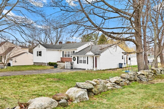 Building Photo - 2881 Meadowcrest Dr