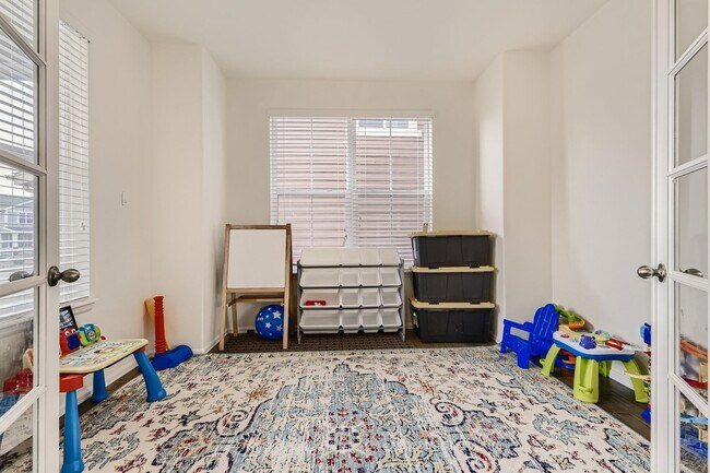Building Photo - **** SPECIAL OFFER: 1 Month Rent FREE, if lease by July 1st week ****** Beautiful 4 bed, 4 bath h...