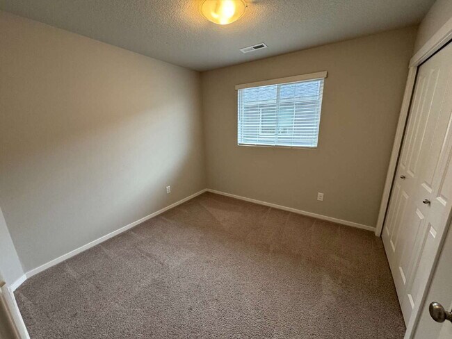 Building Photo - 5 Bedroom Camas Home, Spacious, Fenced Backyard