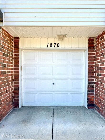 Building Photo - 1870 Lindsay Ln