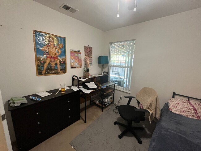 Building Photo - Large 2-Story Home Close to Downtown