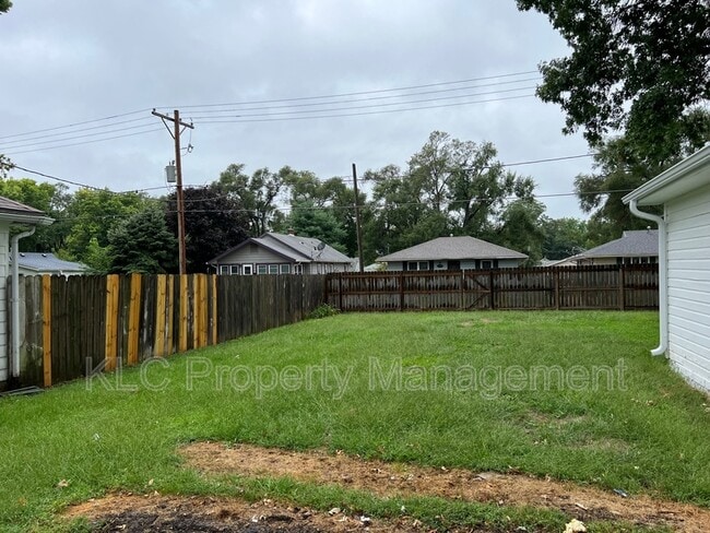 Building Photo - 3116 E 7th St