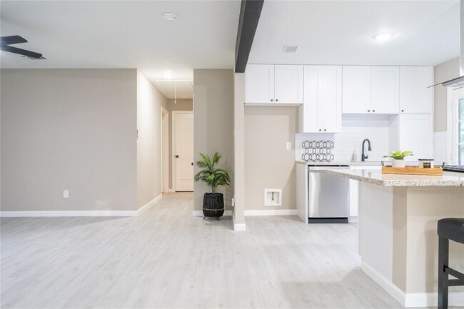 Building Photo - 10 N Wavy Oak Cir