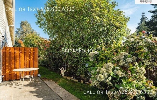 Building Photo - Bright & Modern End-Unit Townhome with Pool and Fitness Center